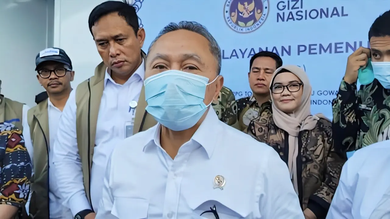 Menko Pangan Zulkifli Hasan tinjau dapur SPPG di Kabupaten Gowa