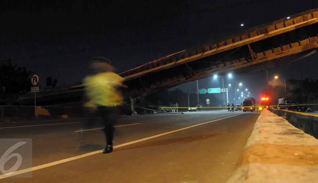 Kondisi Jembatan Penyebrangan Orang (JPO) di Tol BSD, KM 7, Tangerang Selatan, roboh setelah ditabrak truk trailer pengangkut crane, Minggu (15/5) malam. Kecelakaan ini menyebabkan kedua ruas tol ditutup selama beberapa waktu. (Liputan6.com/Helmi Afandi)