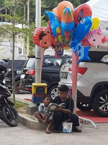 Viral, Kakak Ajari Adiknya Membaca Iqra Sambil Berjualan Balon