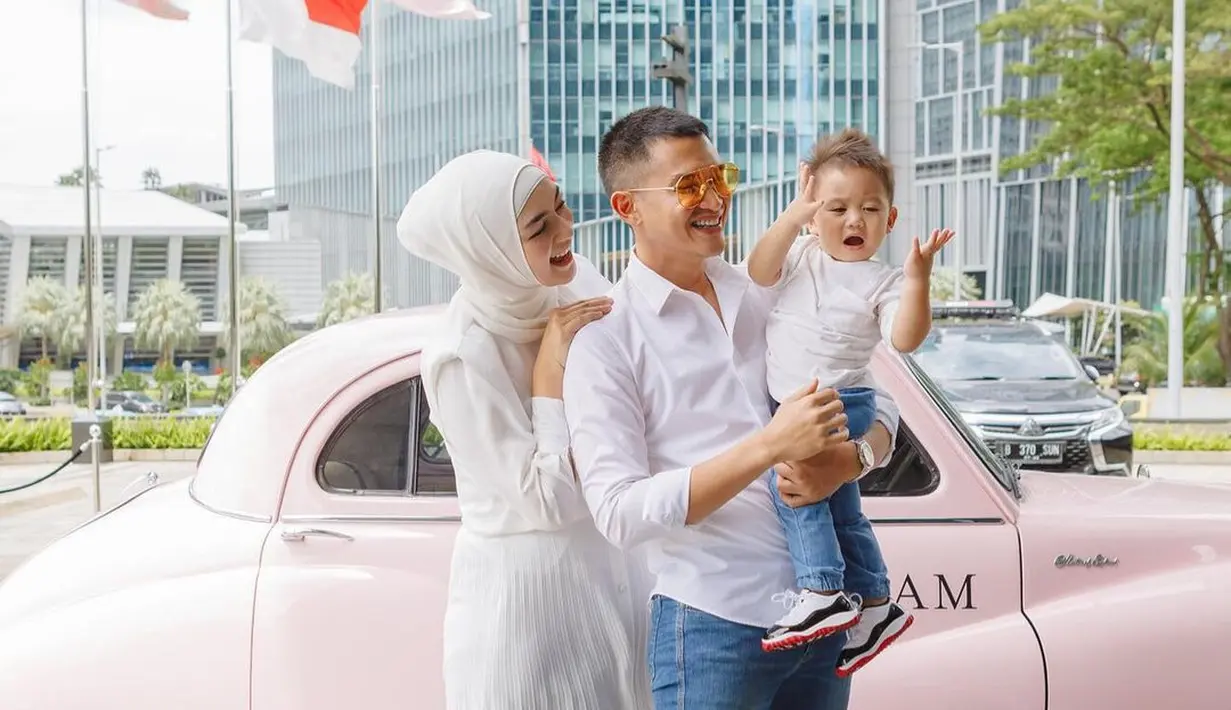 Satu lagi bukti warna putih jadi andalan gaya pasangan ini, termasuk buah hatinya yang disapa Athar. [Foto: IG/citraciki].