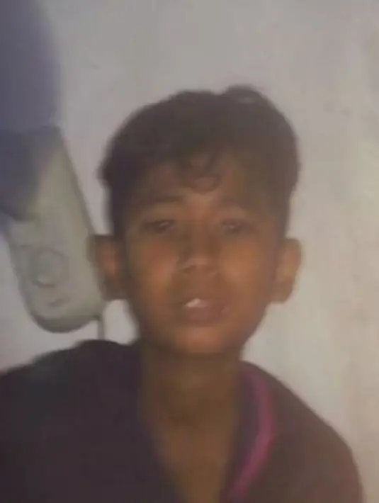 Semakin tenar Alif, membuat warganet semakin penasaran melihat foto lawasnya. Seperti melihat Alif Dilan KW ketika masih remaja. Foto Alif yang kalem tak pecicilan ini berhasil bikin warganet pangling. Jika dibandingkan dengan sekarang, perubahan penampilan dari Alif Dilan KW terlihat jelas. (Liputan6.com/TikTok/mikey22287)