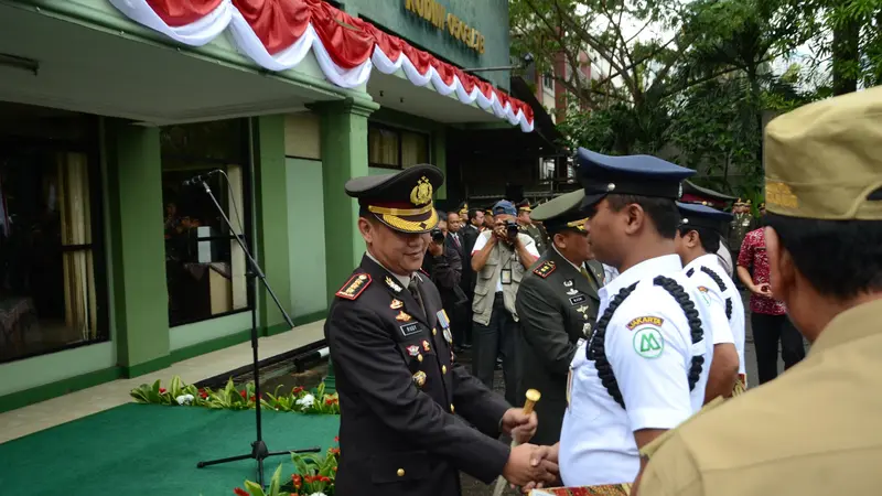 Kapolres Jakarta Barat beri penghargaan kepada Satpam berprestasi di HUT Bhayangkara