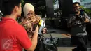 Panitera PN Jakarta Utara Rina Pertiwi berusaha menghindari awak media seusai menjalani pemeriksaan penyidik KPK, Jakarta, Selasa (2/8). Rina diperiksa sebagai saksi kasus dugaan suap yang melibatkan pedangdut Saipul Jamil. (Liputan6.com/Helmi Afandi)