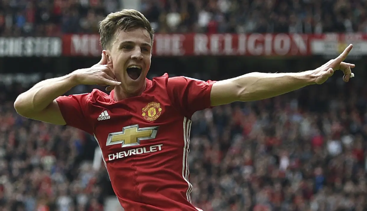 Josh Harrop merupakan jebolan akademi Manchester United yang dipromosikan ke skuat utama pada musim 2016/2017. Ia berhasil mencetak gol perdananya saat menghadapi Crystal Palace di Liga Inggris. Sayang, itu merupakan satu-satunya gol dan pertandingan yang ia mainkan untuk Setan Merah sebelum dilego ke Preston North End. (AFP/Oli Scarff)
