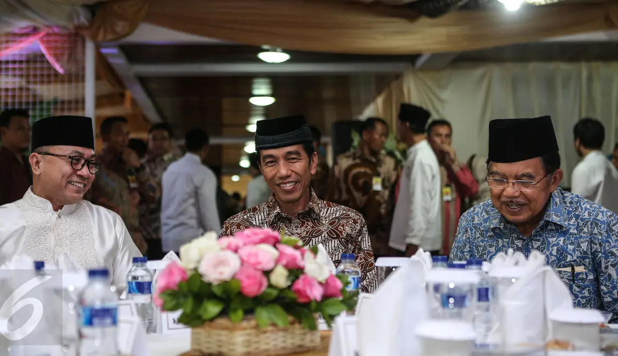 Ketua MPR Zulkifli Hasan mengadakan acara Buka Puasa Bersama di Rumah Dinasnya, Jakarta, Senin (22/6/2015). Presiden dan sejumlah tokoh Parpol tampak hadir dalam acara tersebut. (Liputan6.com/Faizal Fanani)
