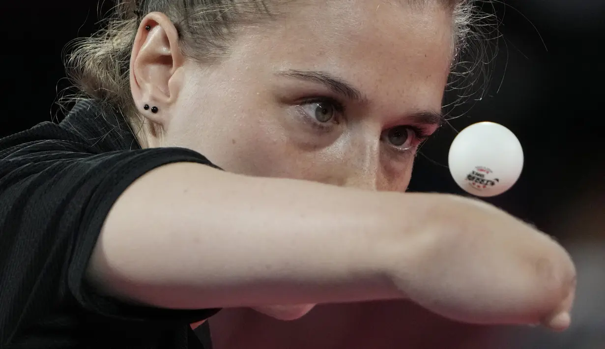Natalia Partyka dari Polandia melakukan servis melawan Nozomi Takeuchi dari Jepang pada Kelas 10 Grup A kompetisi tenis meja putri di Paralimpiade Tokyo 2020, Tokyo, Jepang, 25 Agustus 2021. (AP Photo/Eugene Hoshiko, File)