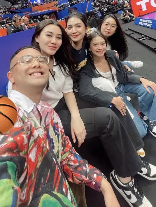 Yuki Kato tampil dengan jaket hitam dipadukan inner tank top putih dan celana denim. Dengan rambut kepang duanya. [@aaliya.massaid]