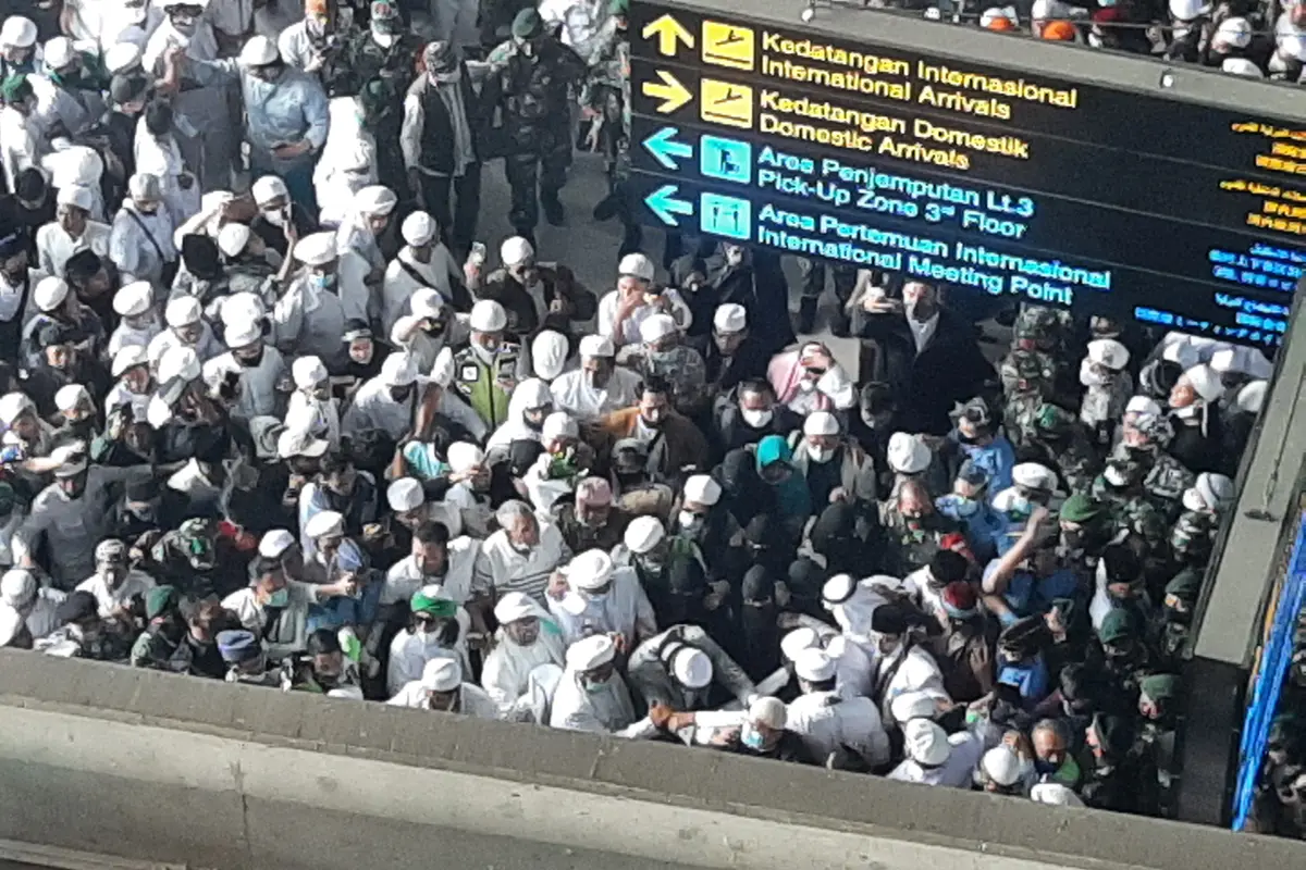 Rizieq Shihab saat menembus massa FPI di Bandara Soetta