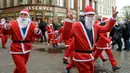 Peserta mengenakan kostum Sinterklas ikut serta dalam kegiatan amal Santa's Fun Run di Riga, Latvia, Minggu (8/12/2019). Ini merupakan acara amal yang pesertanya bersenang-senang dengan berlari atau berjalan kaki untuk mengumpulkan dana bagi anak-anak di rumah sakit Latvia. (Gints Ivuskans/AFP)