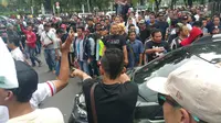 Mobil Berstiker Lewat, Massa Unjuk Rasa Taksi Online Ricuh. (Liputan6.com/Nanda Perdana)