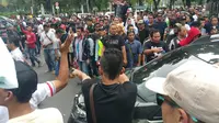 Mobil Berstiker Lewat, Massa Unjuk Rasa Taksi Online Ricuh