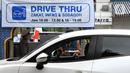 Petugas Amil Zakat melayani warga yang membayar zakat fitrah melalui sistem "drive thru" di Masjid Nurul Hidayah, Tanah Kusir, Jakarta, Selasa (19/5/2020). Layanan zakat "drive thru" selama pandemi COVID-19 ini diberlakukan dengan protokol kesehatan dan keselamatan. (Liputan6.com/ Johan Tallo)