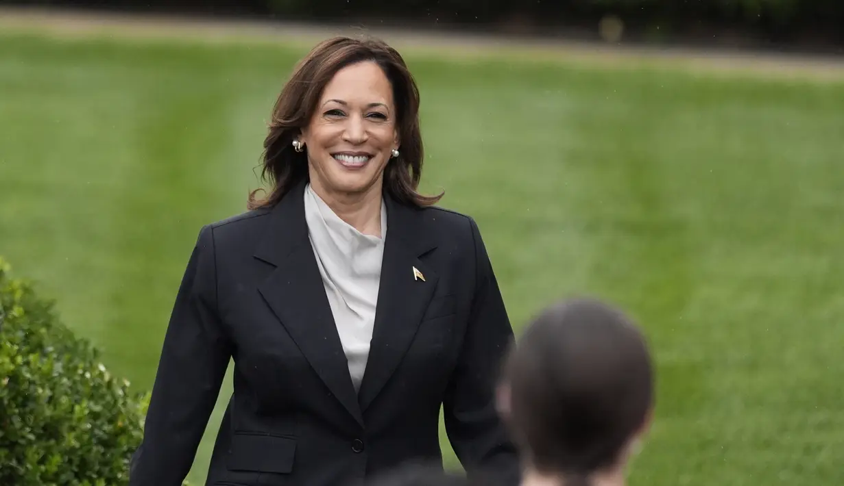 Wakil Presiden AS Kamala Harris tiba untuk berbicara dari halaman selatan Gedung Putih di Washington, Senin (22/7/2024). (AP Photo/Alex Brandon)