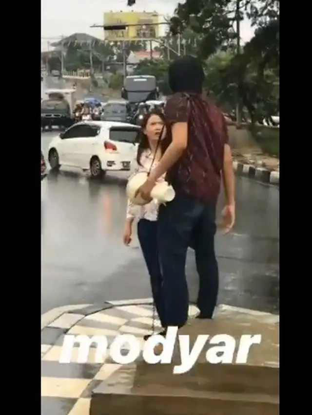 diputusin lewat baliho (foto: twitter/@myxzyptlx )
