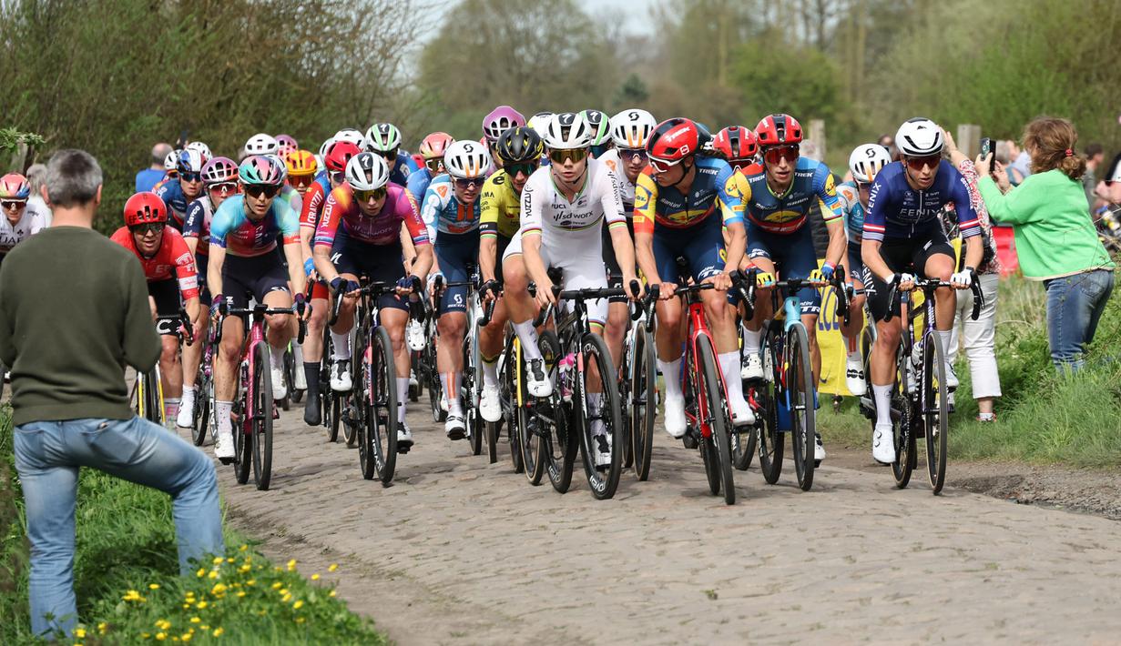 Pembalap Team SD Worx - Protime, Lotte Kopecky (tengah) memacu sepedanya di antara peloton saat perlombaan balap sepeda Paris Roubaix Femmes 2024 yang menempuh 148,5km antara Denain hingga Roubaix, Prancis, Sabtu (06/07/2024) waktu setempat. (AFP/Francois Lo Presti)