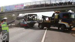 Sebuah mobil Derek dikerahkan untuk membawa bangkai bus PO Rukun Sayur mengalami kecelakaan di KM 202, Jawa Barat, Selasa (14/7/2015). Kecelakaan tersebut menyebabkan 11 orang tewas dan 27 luka - luka. (Liputan6.com/Herman Zakharia)