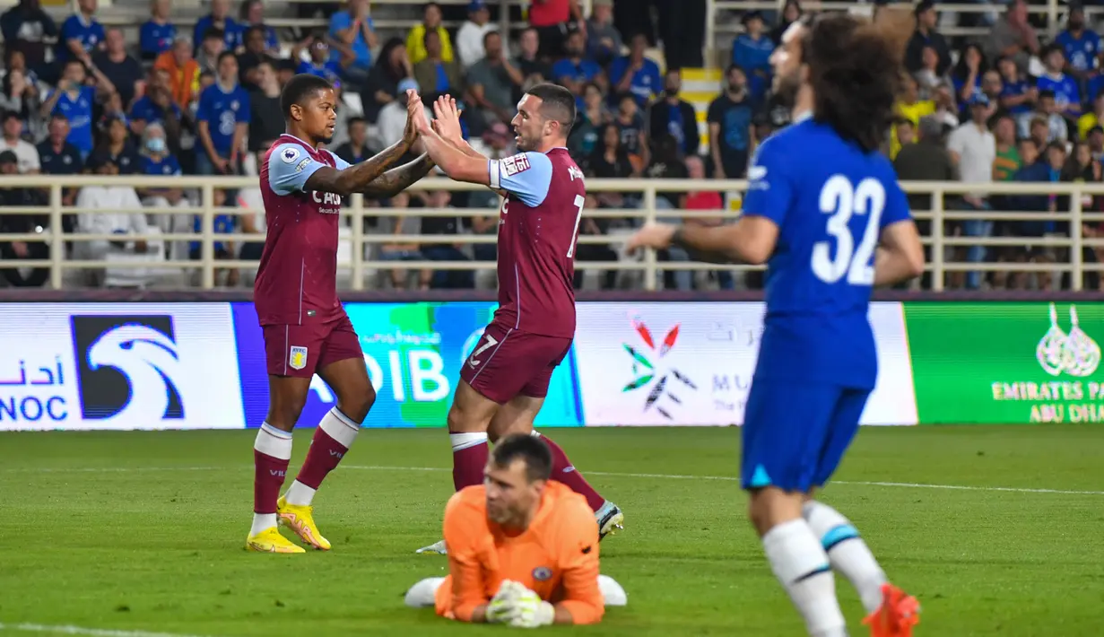 <p>Gelandang Aston Villa, John McGinn (tengah) merayakan dengan rekan setimnya setelah mencetak gol ke gawang Chelsea selama pertandingan uji coba di Stadion al-Nahyan di Abu Dhabi (11/12/2022). Aston Villa menang tipis atas Chelsea dengan skor 1-0. (AFP/Ryan Lim)</p>