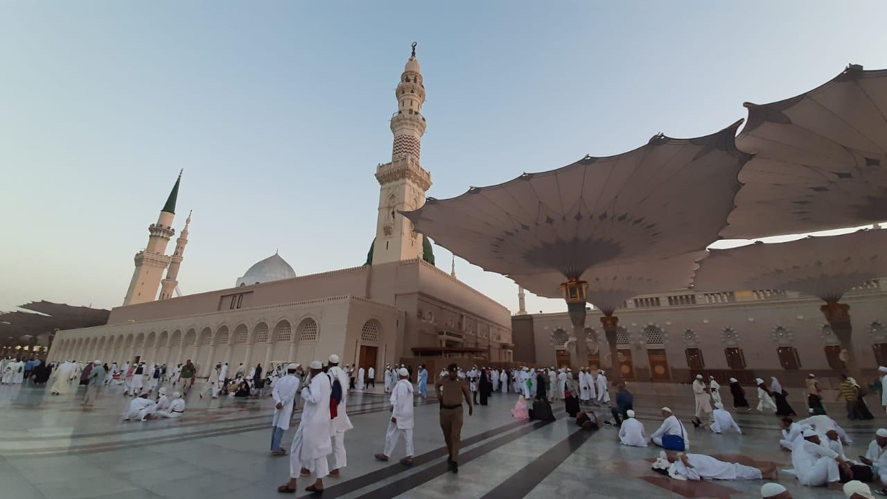 Jemaah haji Indonesia  di Masjid Nabawi, usai melaksanakan sholat subuh. Foto: Darmawan/MCH