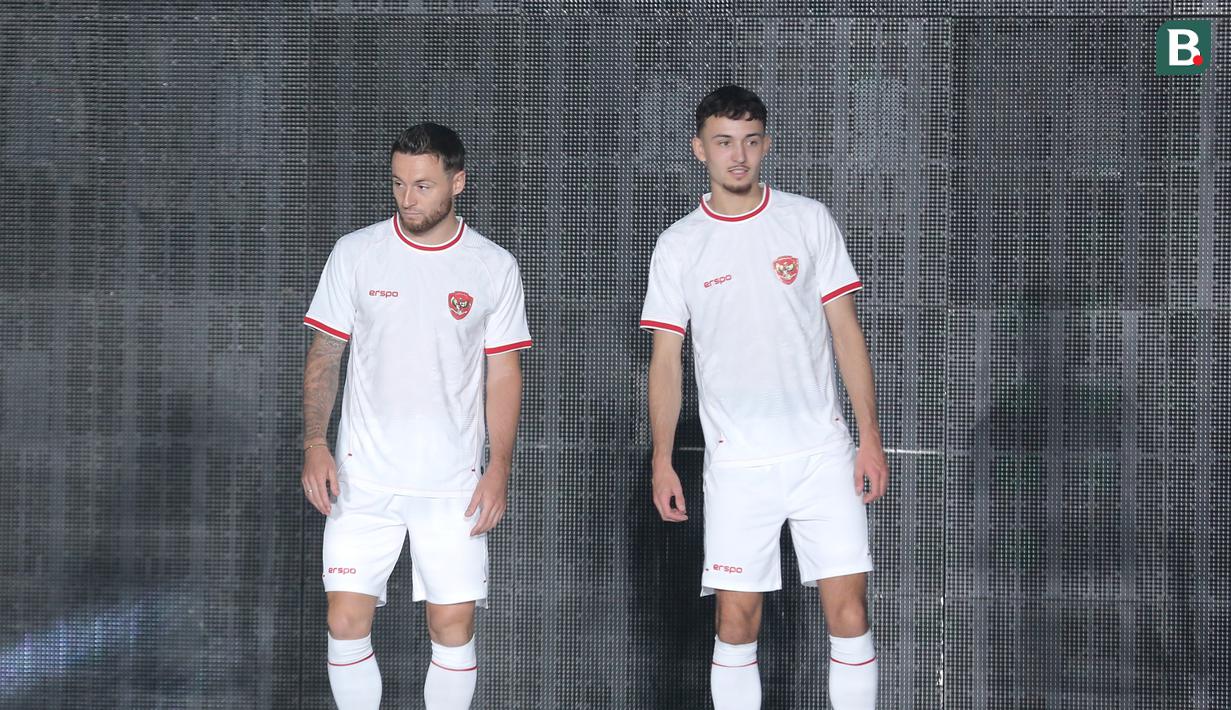 Dua penggawa Timnas Indonesia, Marc Klok (kiri) dan Ivar Jenner memperagakan jersey tandang Timnas Indonesia produksi jenama dalam negeri Erspo dalam acara launching jersey anyar Timnas Indonesia di Bengkel Space, SCBD, Jakarta, Senin (18/3/2024) petang WIB. (Bola.com/Abdul Aziz)