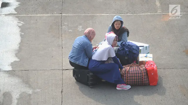 Pemudik Mulai Padati Terminal Kampung Rambutan