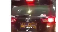 Video Viral Mobil Berplat Dinas Polri Diduga Tak Mau Bayar Tol di GT Krukut. (Dok. Tangkapan Layar Instagram)