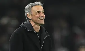Pelatih Paris Saint-Germain, Luis Enrique, bereaksi pada akhir pertandingan leg pertama babak 16 besar UEFA Champions League antara PSG dan Chelsea di Parc des Princes, Paris, Kamis (12/3/2026) dini hari WIB. (Julien De Rosa/AFP)