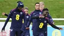 Inggris dan Yunani sama-sama memenangi kedua laga pertamanya. Selain itu, mereka juga meraih dua kemenangan tersebut tanpa sekali pun kebobolan. (AFP/Paul Ellis)