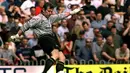 Andy Goram. Kiper asal Skotlandia ini dipinjam Manchester United dari Motherwell pada tengah musim 2000/2001 untuk melapis Raimond van der Gouw dan Fabien Barthez yang tengah cedera. Ia berhak atas medali juara Liga Inggris di akhir musim meski hanya tampil dua kali di Liga Inggris. (Sportbible.com)