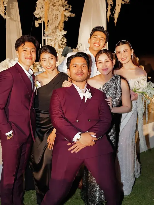 Aaliyah Massaid juga hadir mengenakan long dress one shoulder motif bunga hitam. Thariq Halilintar yang menjadi groomsmen mengenakan setelan jas maroon. [@aaliyah.massaid]
