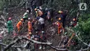 Tim SAR gabungan berusaha mencari sisa korban tanah longsor akibat gempa Cianjur di kawasan Cugenang, Kabupaten Cianjur Jawa Barat, Jumat (25/11/2022). Upaya pencarian korban terpaksa dihentikan sementara akibat hujan. (Liputan6.com/Helmi Fithriansyah)