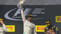 Ekspresi pebalap Mercedes, Lewis Hamilton, dengan trofi juara F1 GP Hungaria di Sirkuit Hungaroring, Budapest, Minggu (24/7/2016). Nico Rosberg berada di posisi kedua disusul Daniel Ricciardo. (Bola.com/Twitter/F1)