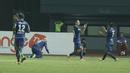 Para pemain Arema FC merayakan gol yang dicetak Cristian Gonzales ke gawang Bhayangkara FC pada laga Liga 1 di Stadion Patriot, Bekasi, Jumat (4/8/2017). Bhayangkara FC menang 2-1 atas Arema FC. (Bola.com/M Iqbal Ichsan)