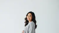 7 Outfit Foto Studio Ibu Hamil yang Nyaman dan Elegan, Siap Hebohkan Feed IG