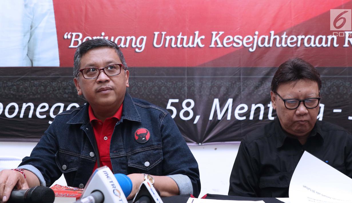 Sekjen PDIP Hasto Kristiyanto (kiri) bersama Mendagri Tjahjo Kumolo memberi keterangan terkait persiapan HUT ke-46 PDIP, Jakarta, Kamis (3/1). HUT dilaksanakan berbarengan dengan Rakornas di JIExpo Kemayoran 10 Januari. (Liputan6.com/Helmi Fithriansyah)
