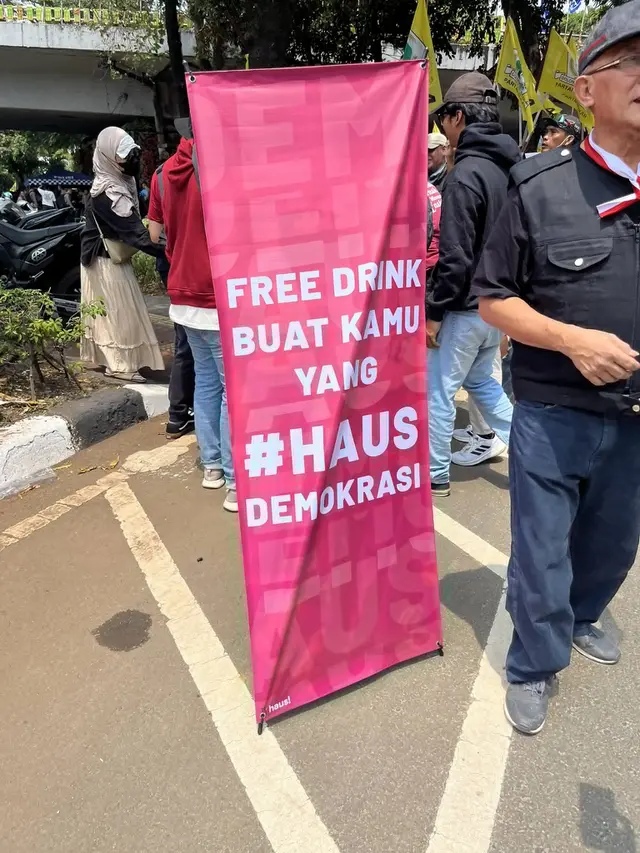 5 Potret Dukungan Masyarakat saat Demo Putusan MK, Ada Makanan Hingga Ojol Gratis