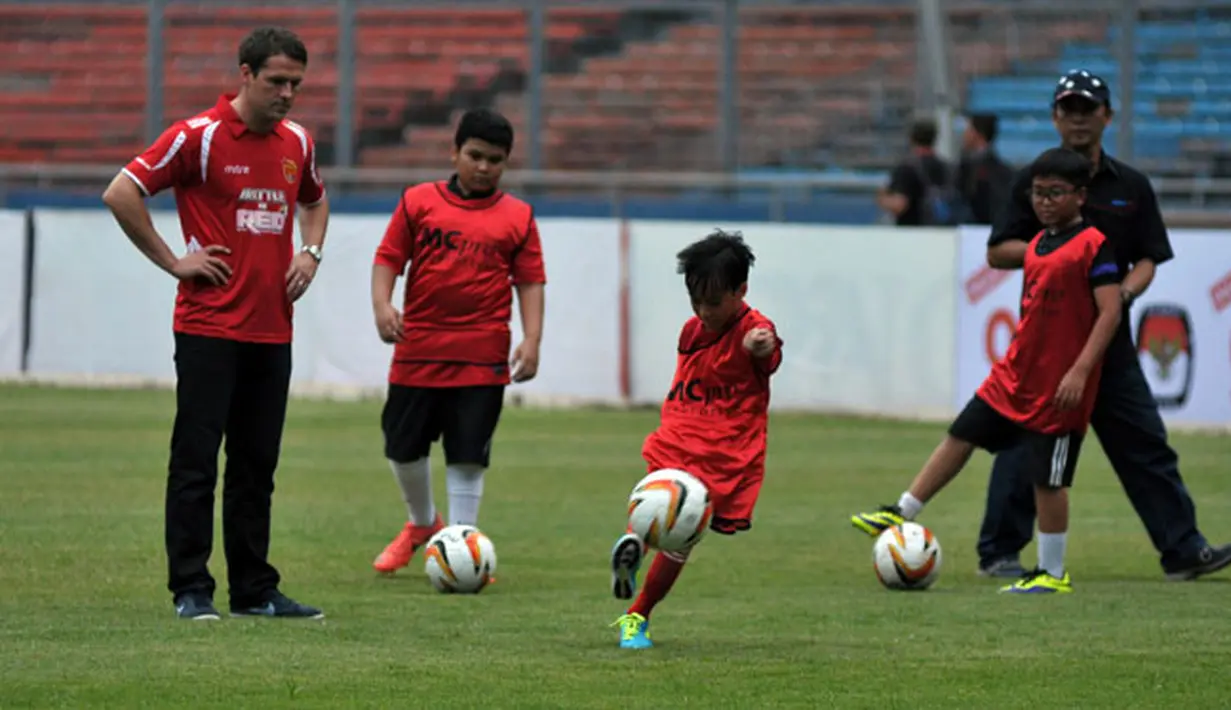Michael Owen sedang memperhatikan anak-anak berlatih menendang bola (Liputan6.com/ Helmi Fithriansyah)