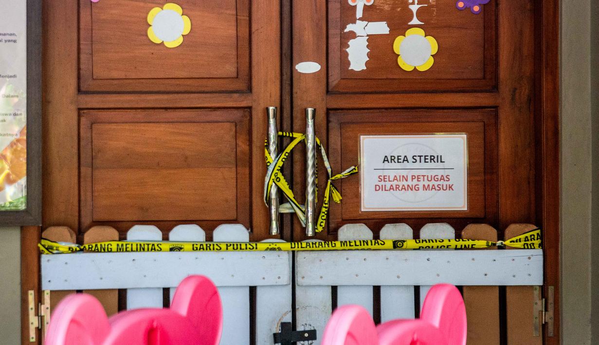 Pemandangan umum menunjukkan gerbang pusat penitipan anak Little Aresha, yang disegel polisi setelah adanya dugaan penganiayaan anak, di Umbulharjo, Yogyakarta, pada Senin 27 April 2026. (DEVI RAHMAN/AFP)