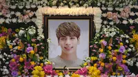 Pihak kepolisian sempat memberikan pertolongan pertama, akan tetapi Jonghyun SHINee meninggal dunia di rumah sakit. (CHOI Hyuk/pool/AFP)