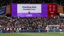 Sebuah layar LED menampilkan pesan VAR selama pertandingan sepak bola English Premier League antara West Ham United dan Arsenal di Stadion London, London Timur pada 10 Mei 2026. (Adrian Dennis / AFP)
