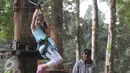 Isabella Damla Guvenilir peran utama di serial Elif sedang mencoba Flying Fox di wahana Bali Treetop Adventur Park, Bali, Rabu (26/8/2015). Isabella mengaku senang dengan aneka permainan yang dicobanya. (Liputan6.com/Herman Zakharia)