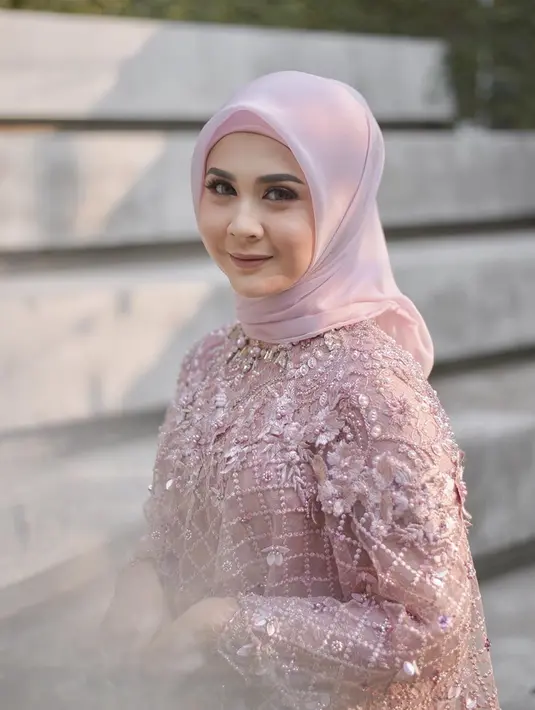 Dalam momen pertunangan dengan Adhi Permana. Kesha Ratuliu tampil memukau dengan hijab dan busana dengan dominan warna merah muda. Selain itu dengan makeup yang pas ia pun tampil sangat cantik di hari spesialnya. (Liputan6.com/IG/@kesharatuliu05)