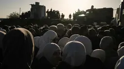 Mereka akan menghadiri salat Jumat pertama pada bulan suci Ramadan 1447 Hijriah di Masjid Al-Aqsa. Tampak dalam foto, warga Palestina berbaris untuk melewati pos pemeriksaan militer Israel Qalandia antara kota Ramallah di Tepi Barat dan Yerusalem dalam perjalanan mereka untuk menghadiri salat Jumat di Masjid Al-Aqsa saat bulan suci Ramadan 1447 Hijriah, Jumat 20 Februari 2026. (AP Photo/Leo Correa)