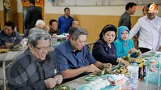 Presiden SBY dan rombongan ditemani Gubernur Jawa Barat menyantap tahu Sumedang (Rumgapres/Abror Riski)