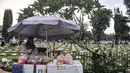 Di TPU Kemiri sendiri ada pedagang yang menjual keperluan ziarah seperti bunga-bungaan dan air. (merdeka.com/Iqbal S. Nugroho)