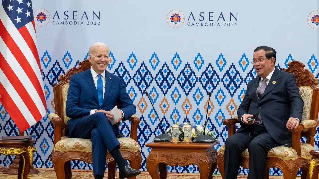 Presiden AS Joe Biden dan PM Kamboja Hun Sen di ASEAN Summit 2022.