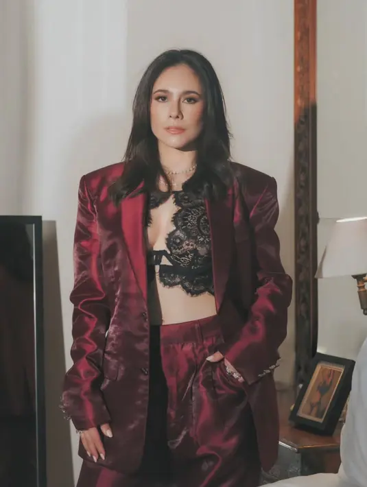 Wulan Guritno mengunggah potret terbaru saat dirinya hadir di acara lingerie. Ia pun tampil seksi kasual. [@wulanguritno]