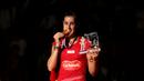 Carolina Marin berpose dengan medali emas dan trofi Kejuaraan Dunia Bulutangkis 2015. Minggu (16/8/2015). (Bola.com/Arief Bagus)
