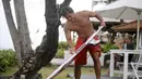Atlet Timnas Surfing Indonesia, I Made Pajar Ariana, mengoleskan wax pada papan selancarnya sebelum menjalani sesi latihan di Pantai Berawa, Kuta Utara, Selasa (15/9/2026). Persiapan tersebut dilakukan sebagai bagian dari pematangan fisik dan teknik Pajar sebelum tampil pada Asian Games 2026 di Aichi-Nagoya, Jepang. (Bola.com/Alit Binawan)