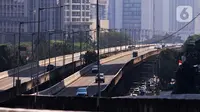 Kendaraan melintas di kawasan Jakarta, Selasa (27/7/2021). Pemprov DKI Jakarta memperpanjang PPKM Darurat menjadi PPKM Level 4 hingga 2 Agustus 2021. (Liputan6.com/Angga Yuniar)