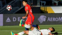 Pemain Cile, Edson Puch, saat mencetak gol pertama ke gawang Meksiko dalam perempat final Copa America Centenario 2016 di Stadion Levis, Santa Clara, AS, Minggu (19/6/2016). (AFP/Beck Diefenbach)